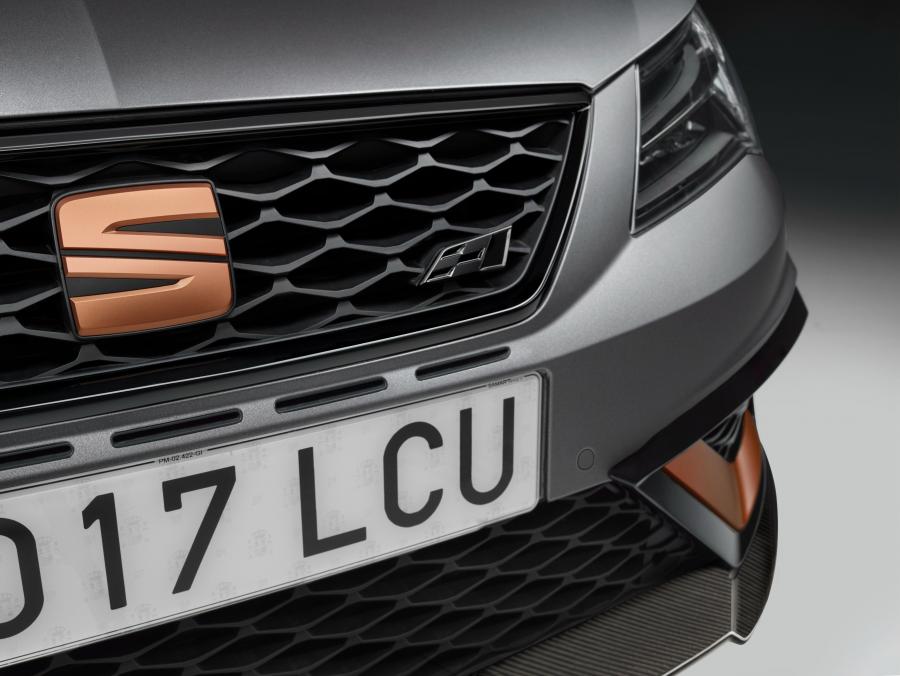 Логотип Seat Leon Cupra R (5F) 2017 года  (WW) (фото 3 из 40)